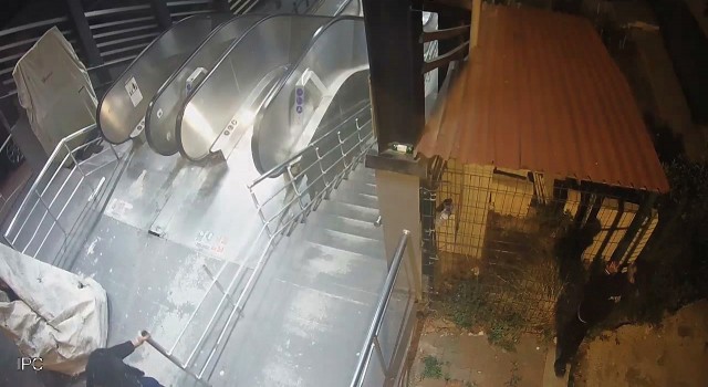 Kartalda hırsızlar demir kapı çaldı, yürüyen merdivenleri kırdı