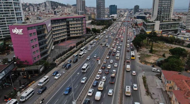 Kartalda iş çıkışı D-100 karayolunu kilitleyen kaza: Kilometrelerce kuyruk oluştu