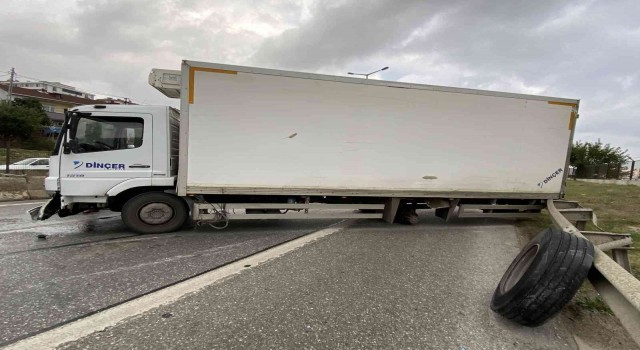 Kartalda lastiği çıkan kamyon bariyerlere çarptı: Trafik felç oldu
