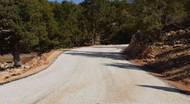 Kaş Sinneli grup yolu asfaltlanıyor