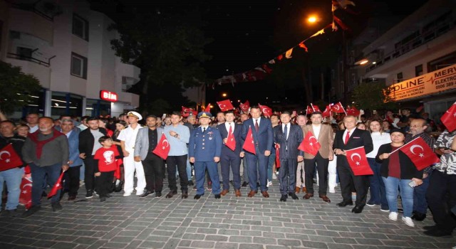 Kaşta Cumhuriyet Bayramı nedeniyle fener alayı ve konser düzenlendi