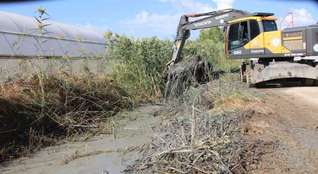 Kaşta taşkınlara karşı kanal temizliği