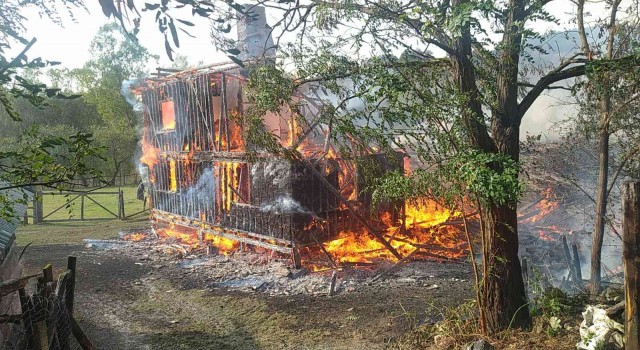 Kastamonuda iki katlı ahşap ev ve ahır yangında küle döndü