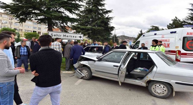 Kastamonuda iki otomobil kafa kafaya çarpıştı: 1 yaralı