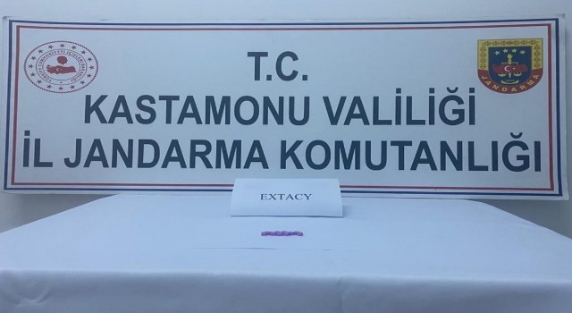 Kastamonuda jandarma ekiplerinden 2 ayrı uyuşturucu operasyonu: 3 gözaltı