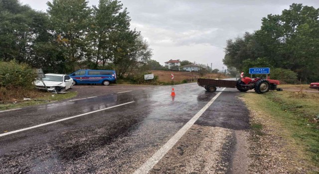 Kastamonuda otomobil ile traktör çarpıştı: 4 yaralı