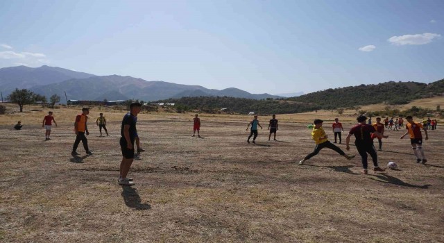 Kato Dağında onlarca genç futbol aşkı için toprak sahada ter döküyor