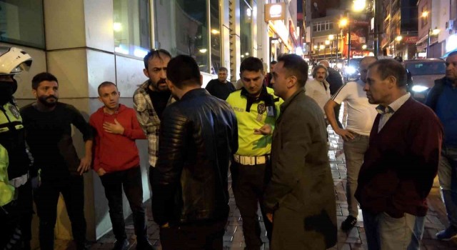 Kavgayı ayırmaya çalışan polisin kolunu ısırdı