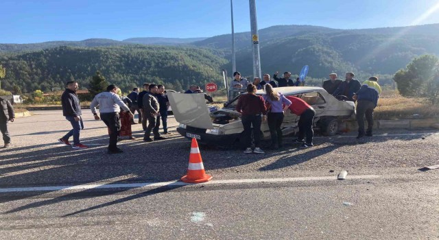 Kavşağa kontrolsüz çıkan otomobil ile kamyonet çarpıştı : 3 yaralı
