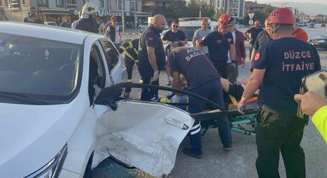 Kavşakta iki otomobil çarpıştı, araçta sıkışan sürücüyü itfaiye kurtardı