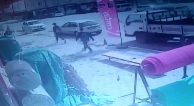 Kayan kamyonu eliyle durdurmak istedi, sıkıştığı yerden esnafın yardımıyla çıkartıldı