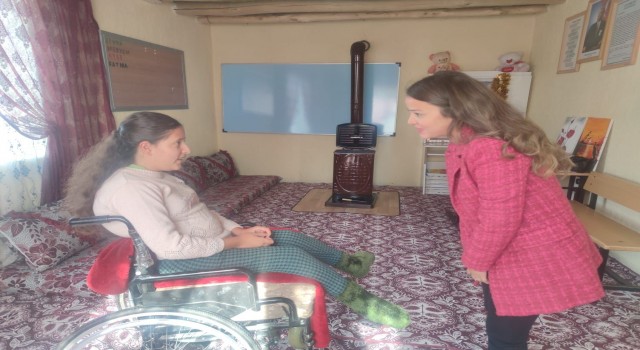 Kaymakam Aydoğanın eşinden özel gereksimli Züleyhaya ziyaret