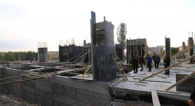 Kaymakam Nasır, spor kompleksinin inşaatın incelemede bulundu