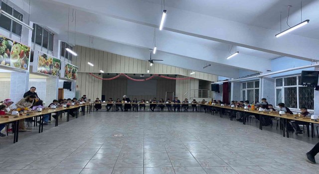 Kaymakamdan pansiyon öğrencilerine pizzalı sürpriz