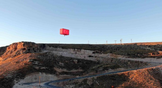 Kayseriden Türk bayraklı sıcak hava balonları havalandı