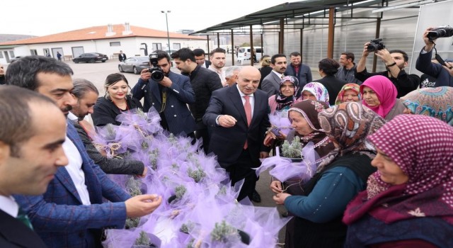 Keçiören Belediye Başkanı Altınok, çiftçi kadınları çiçeklerle karşıladı