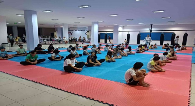 Kemerde ücretsiz karate ve kick boks kursları veriliyor