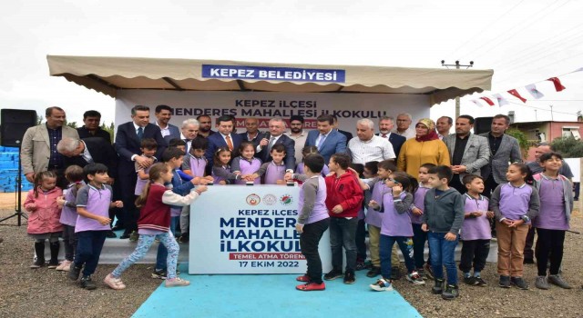 Kepezde 32 derslikli okulun temeli öğrencilerle atıldı