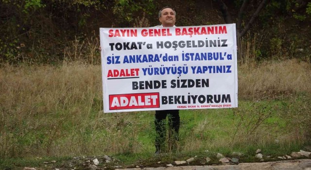 Kılıçdaroğlunun kaldığı otelin karşısında Adalet istiyorum diye pankart açtı