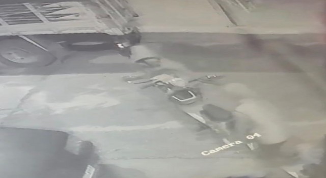 Kilidini kıramadıkları elektrikli bisikleti kucaklayıp çaldılar
