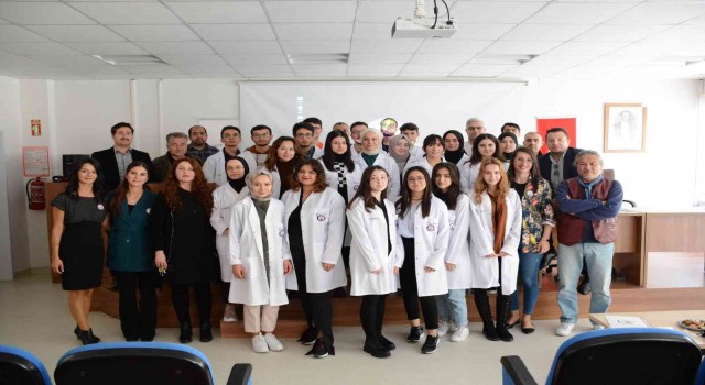 Kimya öğrencileri beyaz önlüklerini giydi