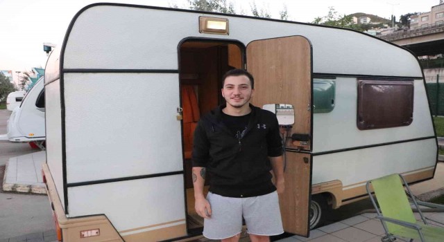 Kiralık ev fiyatlarını yüksek bulan öğrenci karavanda yaşıyor