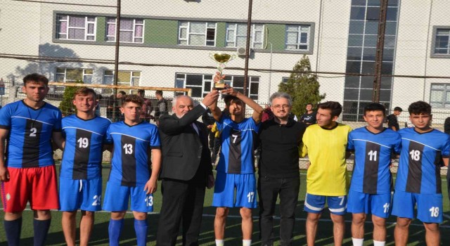 Kırkağaçta 29 Ekim Futbol Turnuvasında şampiyon Anadolu İmam Hatip Lisesi