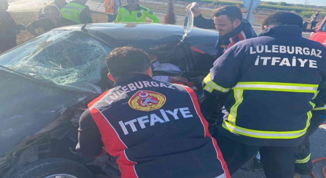 Kırklarelinde otomobille hafriyat kamyonu çarpıştı: 3 yaralı