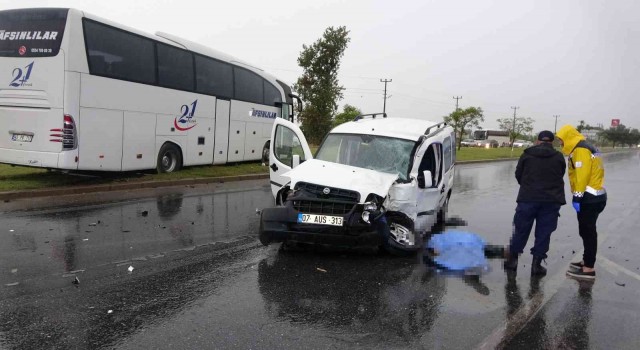 Kırmızı ışık ihlali yapan yolcu otobüsü hafif ticari araca çarptı: 1 ölü, 1 yaralı
