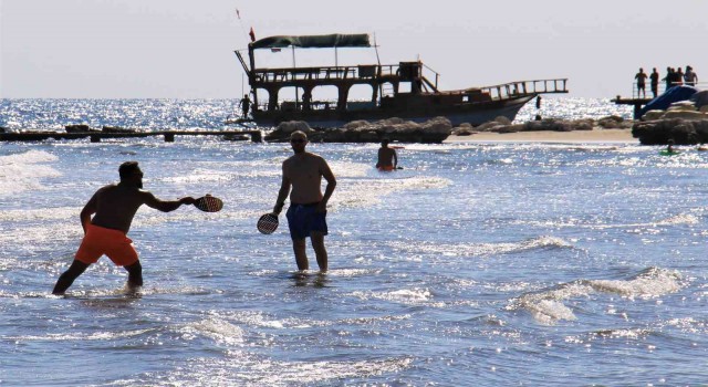 Kızkalesinde sonbaharda da deniz keyfi sürüyor