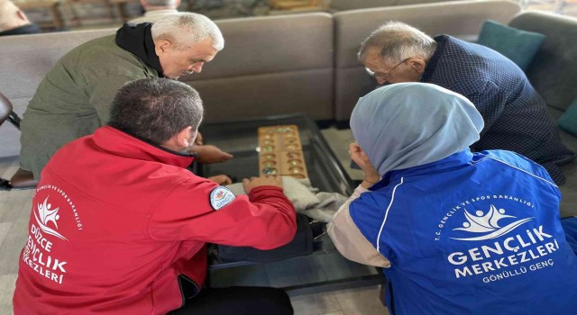 Koca çınarlar ile gençler mangala oynadı