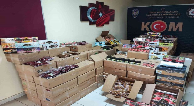Kocaeli polisinden dev operasyon: Tonlarca kaçak nargile tütünü, binlerce makaron ele geçirildi