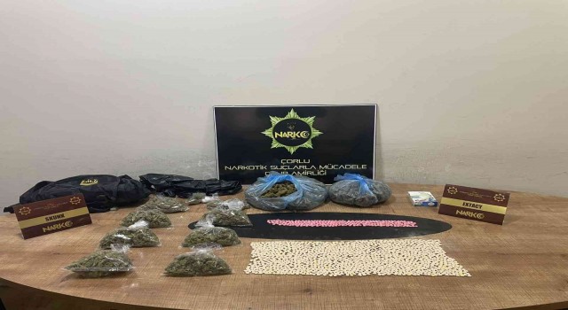Koltuk ve çekyatın altından 1,5 kilo uyuşturucu çıktı