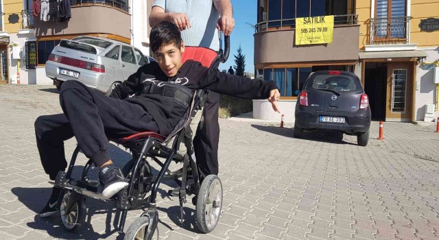 Komşularının bedensel engelli çocuklarına huzur vermediğini iddia eden aile evini satılığa çıkardı