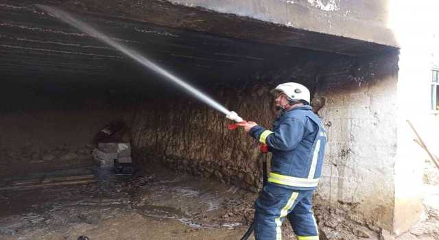 Kömürlük yangını evi kullanılmaz hale getirdi