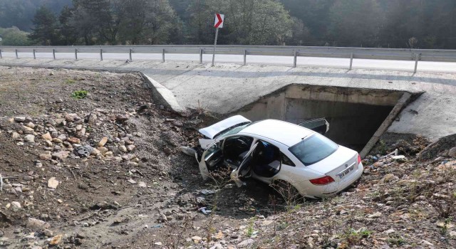 Kontrolden çıkan otomobil dere yatağına uçtu: 1i ağır 2 yaralı