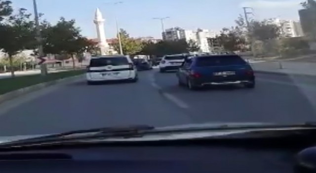 Konvoy oluşturarak trafikte tehlike saçan 30 araca ceza