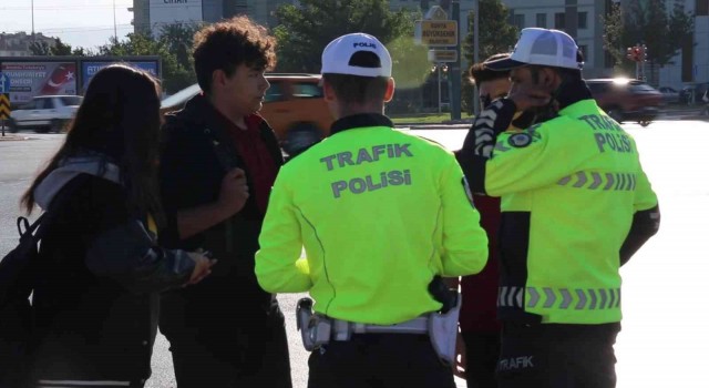 Konyada kırmızı ışık ihlali yapan yayalar tek tek uyarıldı