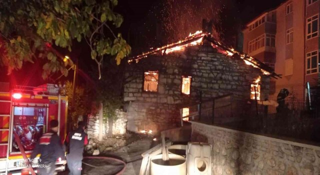 Konyada kullanılmayan ev alev alev yandı