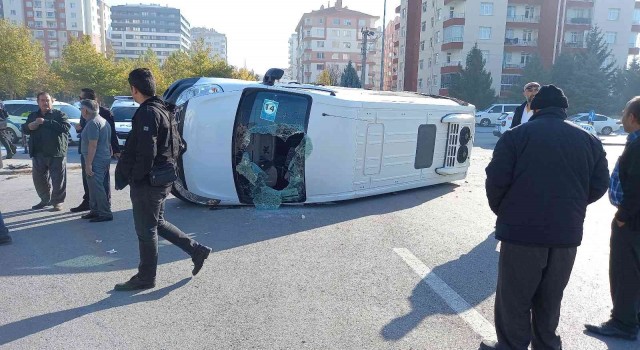 Konyada okul servisi ile otomobil çarpıştı: 17 yaralı