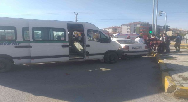 Konyada servis minibüsü ile otomobil çarpıştı: 2 yaralı