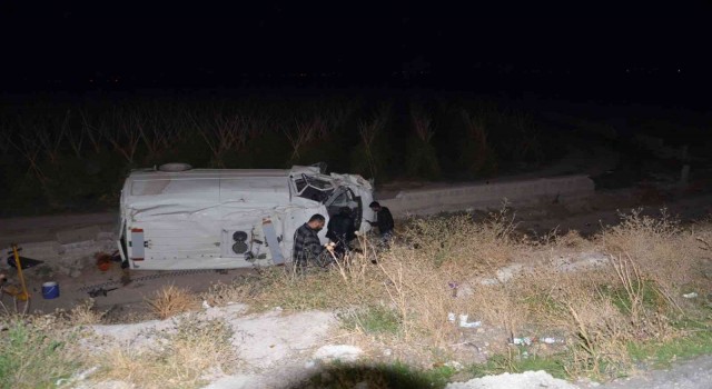 Konyada takla atan minibüsün sürücüsü yaralandı