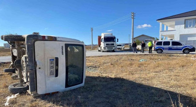 Konyada tır ile minibüs çarpıştı: 3 yaralı