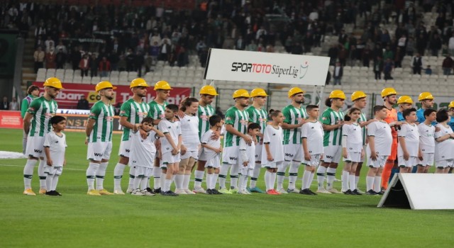 Konyaspor ve Gaziantep FKlı futbolcular maça baretle çıktı