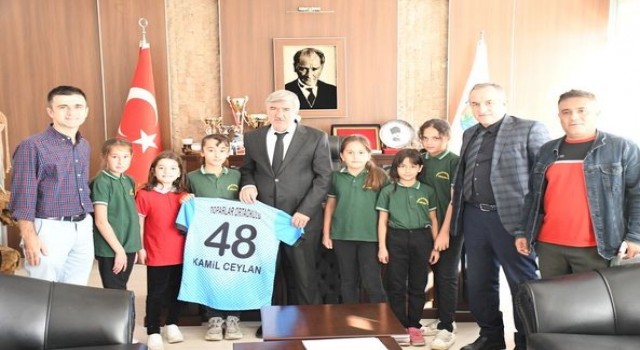 Köyceğiz Belediye Başkanı Ceylana forma hediye edildi