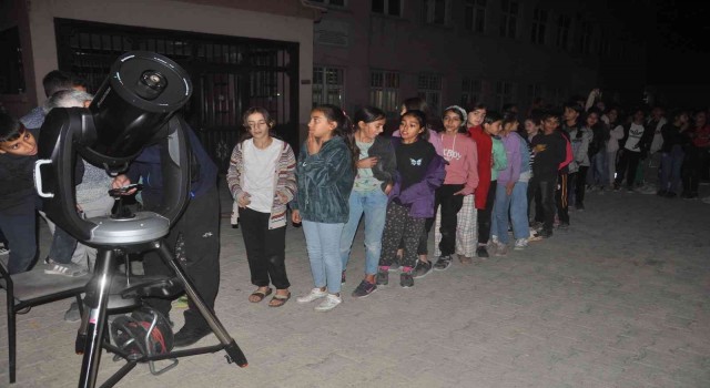 Köydeki çocuklar Jüpiter ve Satürnü yakından görmek için birbiriyle yarıştı