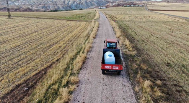 Köyü susuz kaldı, muhtar çareyi tankerle su taşımakta buldu