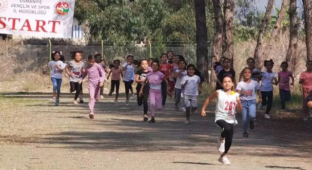 Kros yarışmalarında dereceye giren öğrencilere kupa verildi