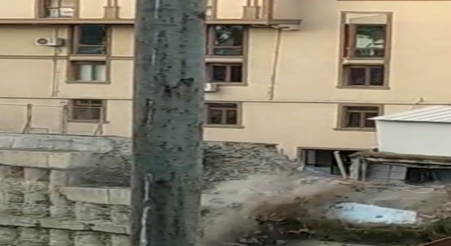 Küçükçekmecede inşaatın istinat duvarı çöktü, çökme anı kameraya yansıdı