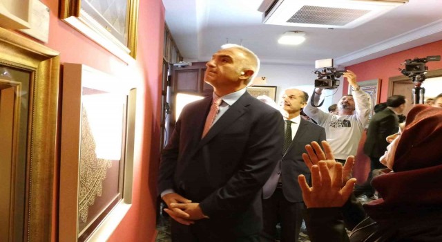 Kültür ve Turizm Bakanı Ersoy, sergileri gezdi
